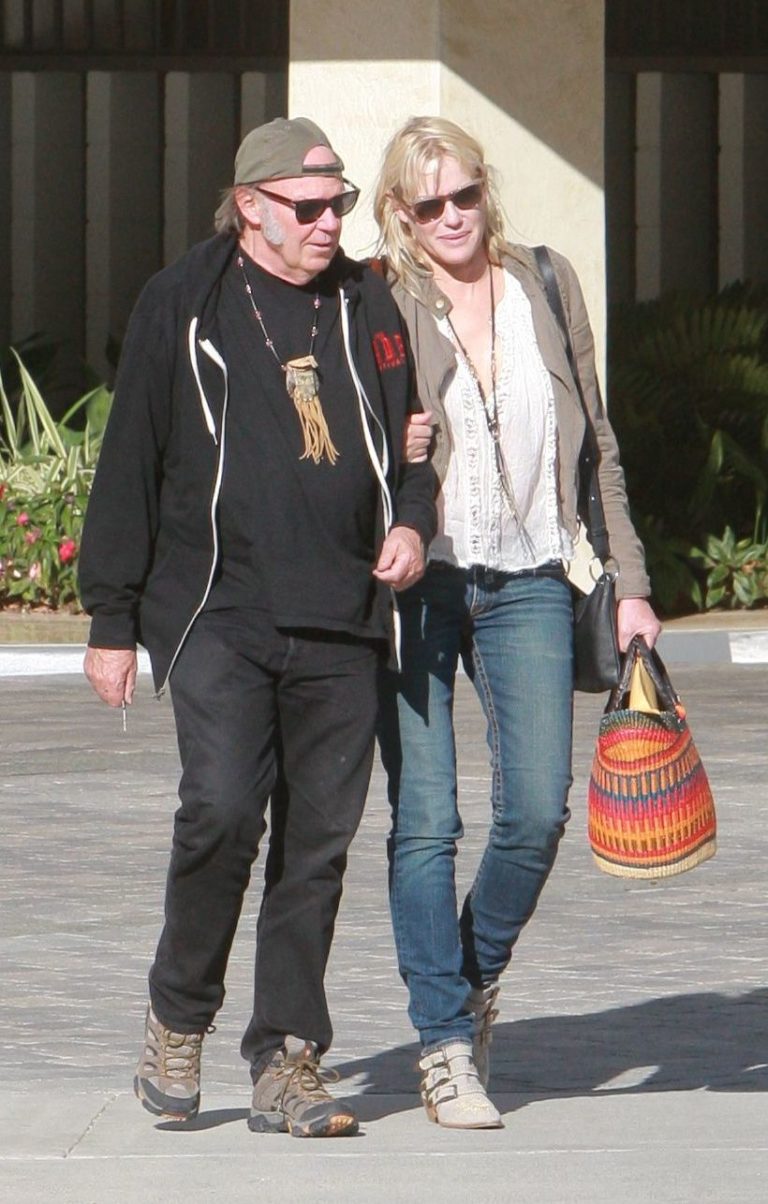 Daryl Hannah and Neil Young Are Reportedly Married!