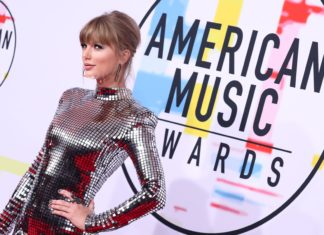 Taylor Swift at the 2018 AMA