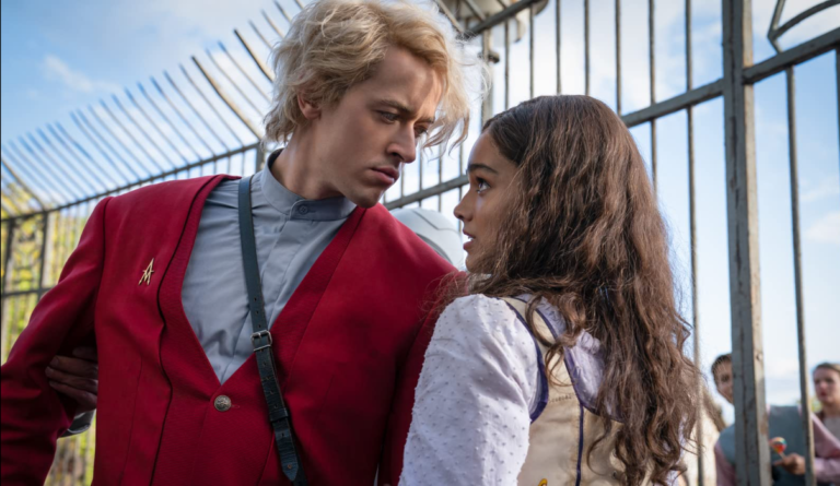 Rachel Zegler and Tom Blyth in 