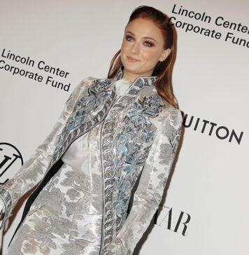 Sophie Turner at "AN EVENING HONORING LOUIS VUITTON AND NICOLAS GHESQUIÈRE" at the LINCOLN CENTER CORPORATE FUND GALA in November 2017