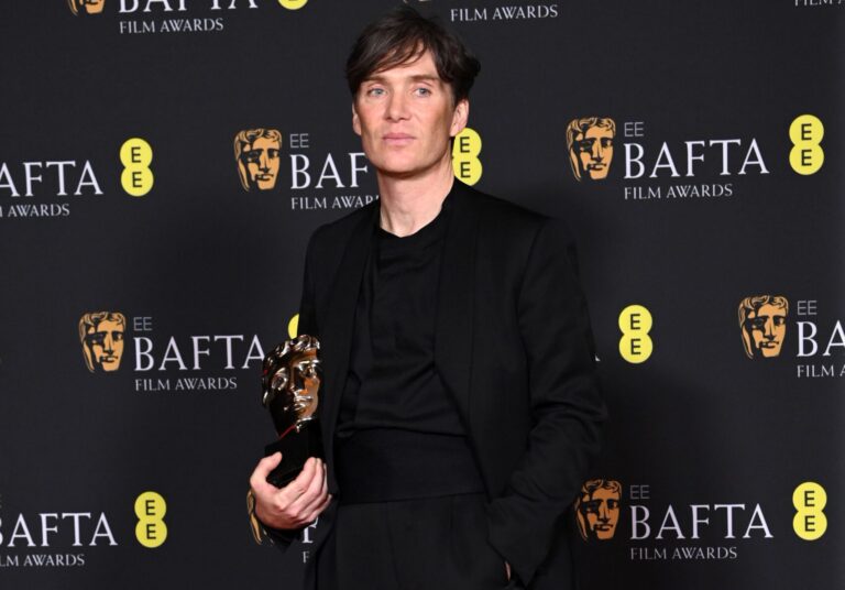 Cillian Murphy with his award for Leading Actor, 